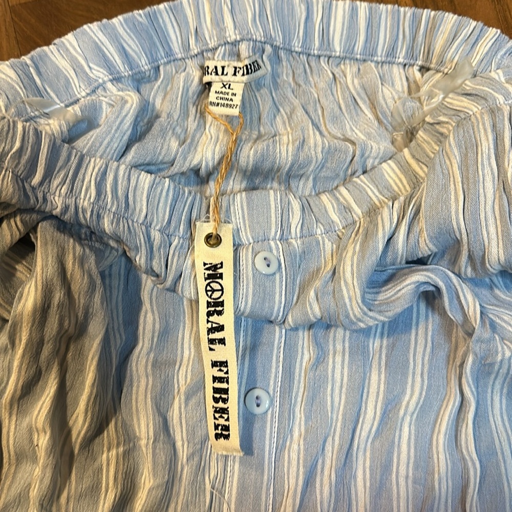 NWT Moral Fiber junior xl blue and white flowy top. - Picture 4 of 5